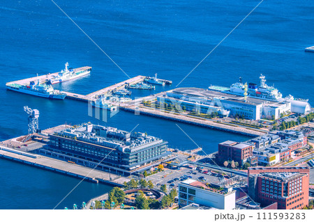 日本の横浜都市景観 横浜ハンマーヘッドや横浜海上防災基地などを望む 日本の横浜都市景観 横浜ハンマーヘッドや横浜海上防災基地などを望む 111593283