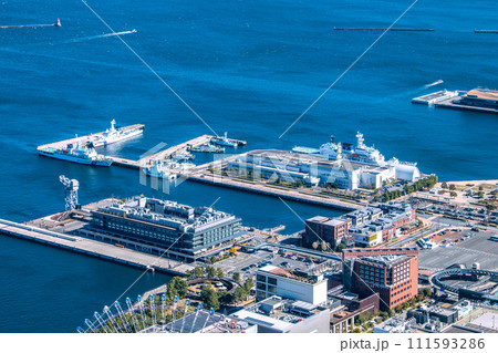 日本の横浜都市景観　横浜ハンマーヘッドや横浜海上防災基地などを望む 111593286