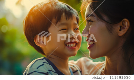 幸せそうに笑いあう母親と男の子「AI生成画像」 111593650