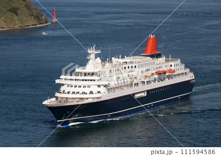 来島海峡大橋を通過するにっぽん丸 111594586