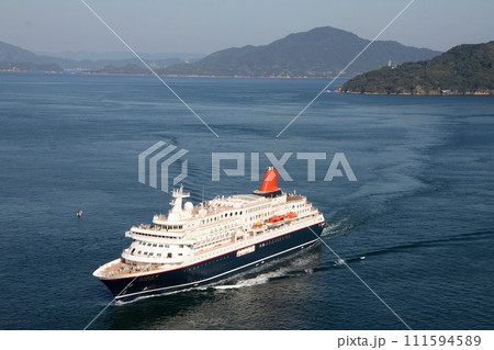 来島海峡大橋を通過するにっぽん丸 111594589