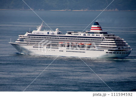 来島海峡大橋を通過後の飛鳥Ⅱ 111594592