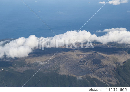 伊豆大島の三原山を上空から眺める 111594666