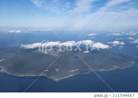 伊豆大島を上空から眺める 111594667