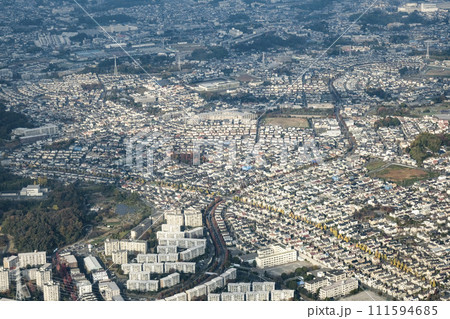 横浜市の密集した住宅街を上空から見る 横浜市の密集した住宅街を上空から見る 111594685