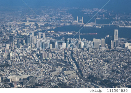 横浜の臨海部を上空から眺める 横浜の臨海部を上空から眺める 111594686