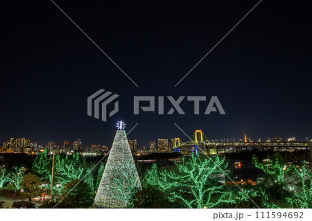 東京お台場のクリスマスツリーとイルミネーション 東京お台場のクリスマスツリーとイルミネーション 111594692