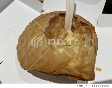 チキンクリームのポットパイ サクサクパイ生地の温かい洋食 111594909