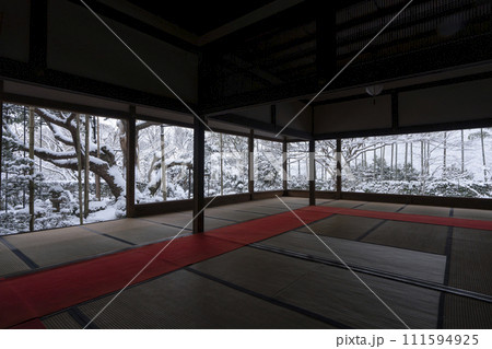 京都大原　宝泉院　雪景色の盤桓園 111594925