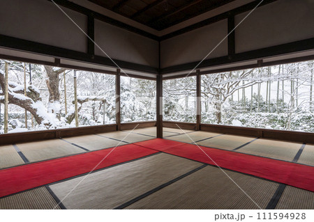 京都大原　宝泉院　雪景色の盤桓園 111594928