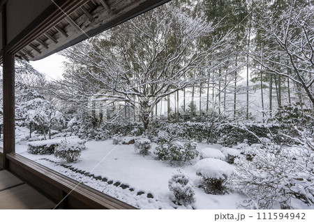 京都大原　宝泉院　雪景色の盤桓園 111594942