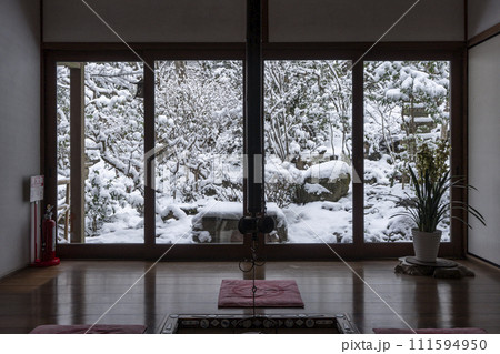 京都大原　雪景色の宝泉院　囲炉裏の間 111594950