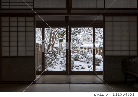 京都大原　宝泉院　雪景色の鶴亀庭園　 111594951