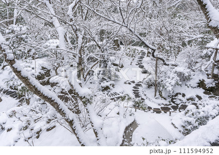京都大原　宝泉院　雪景色の宝楽園 111594952