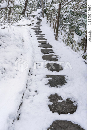 京都大原　宝泉院　雪景色の宝楽園　飛び石 111594960