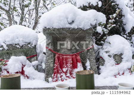 京都大原　宝泉院　雪景色の地蔵 111594962