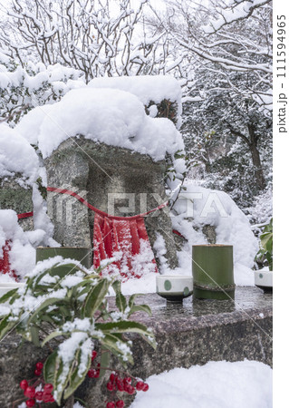 京都大原　宝泉院　雪景色の地蔵 111594965