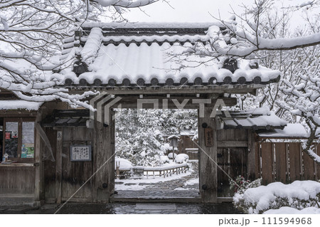 京都大原　雪景色の宝泉院　山門 111594968