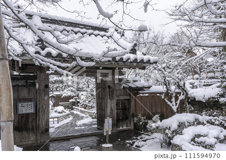 京都大原 雪景色の宝泉院 山門 京都大原 雪景色の宝泉院 山門 111594970