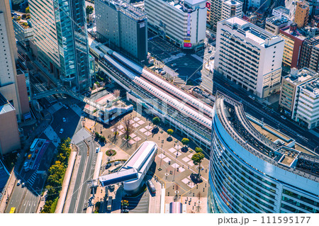 日本の横浜都市景観　横浜の街。桜木町駅やロープウェイ桜木町側の駅舎などを望む 111595177