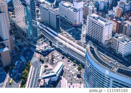 日本の横浜都市景観 横浜の街。桜木町駅やロープウェイ桜木町側の駅舎などを望む 日本の横浜都市景観 横浜の街。桜木町駅やロープウェイ桜木町側の駅舎などを望む 111595180