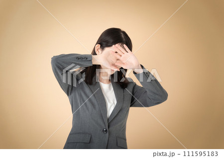 拒否する女性 拒否する女性 111595183
