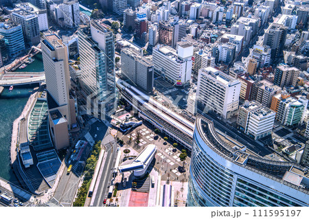 日本の横浜都市景観　横浜の街。桜木町駅やロープウェイ桜木町側の駅舎などを望む 111595197