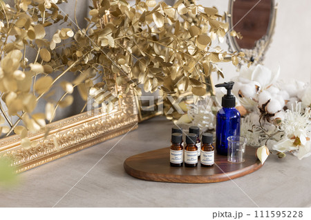 アロマオイルの瓶 111595228