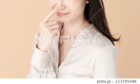 お肌をチェックする女性 111595496