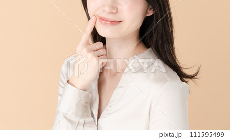 お肌をチェックする女性 111595499