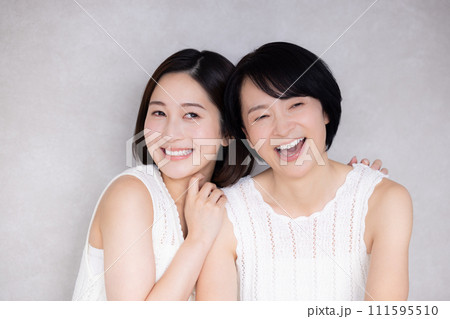 母と娘のビューティーポートレート 111595510