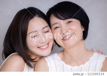 母と娘のビューティーポートレート 111595514