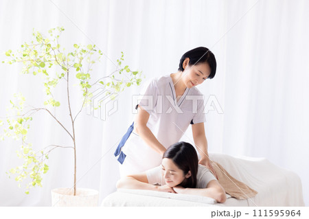 整体を受ける若い女性と先生 整体を受ける若い女性と先生 111595964