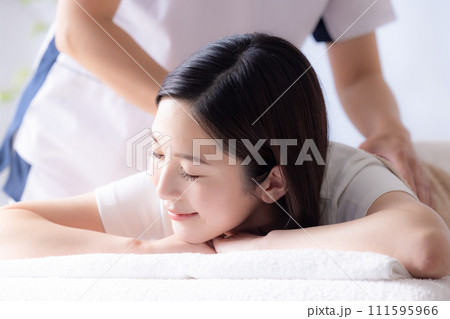 整体を受ける若い女性と先生 整体を受ける若い女性と先生 111595966