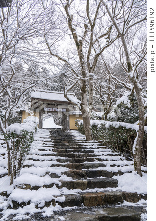 京都大原 雪景色の寂光院 山門へ続く石段 京都大原 雪景色の寂光院 山門へ続く石段 111596192