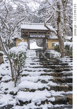 京都大原　雪景色の寂光院　山門へ続く石段 111596193
