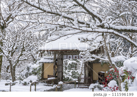 京都大原　雪景色の寂光院　山門 111596199