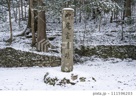 京都大原　雪景色の寂光院　建礼門院徳子御庵室跡 111596203