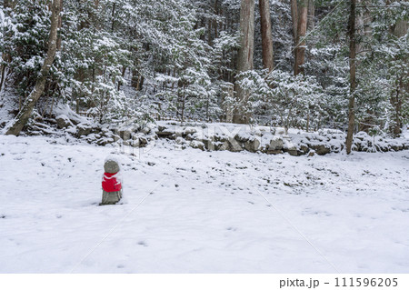 京都大原 寂光院 雪原にぽつんとたたずむお地蔵さま 京都大原 寂光院 雪原にぽつんとたたずむお地蔵さま 111596205