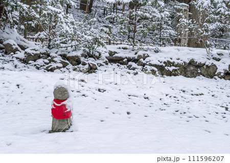 京都大原 寂光院 雪原にぽつんとたたずむお地蔵さま 京都大原 寂光院 雪原にぽつんとたたずむお地蔵さま 111596207