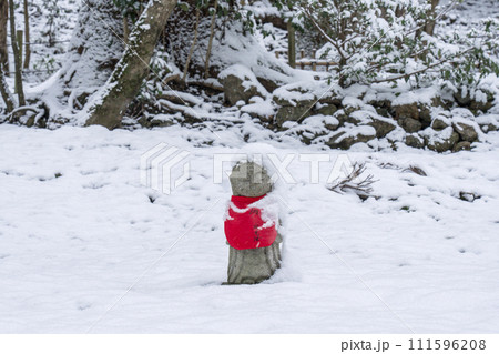 京都大原　寂光院　雪原にぽつんとたたずむお地蔵さま 111596208