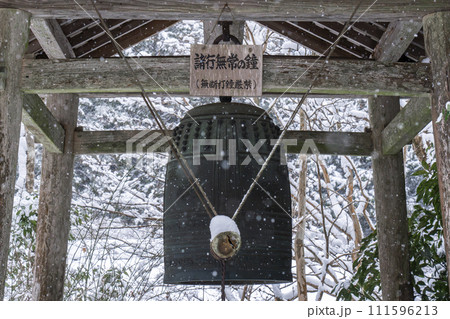 京都大原　雪景色の寂光院　諸行無常の鐘 111596213