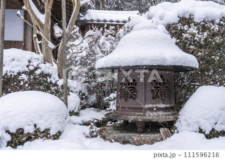 京都大原　雪景色の寂光院　雪見燈籠 111596216