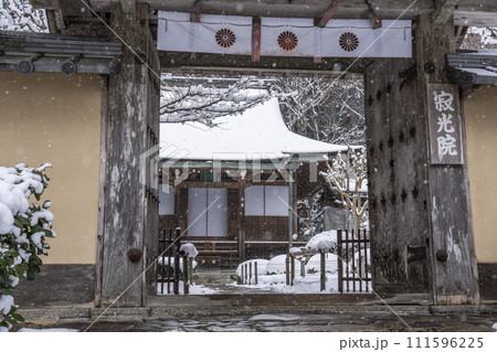 京都大原　雪景色の寂光院　山門から見える本堂 111596225