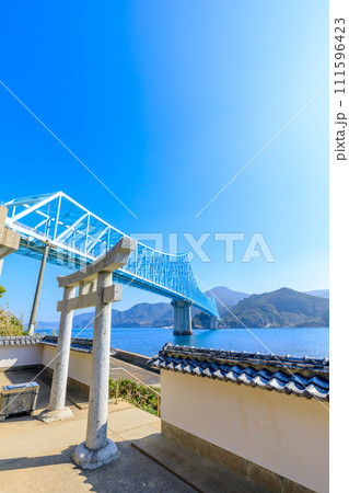 冬の生月大橋と潮見神社　長崎県平戸市 111596423