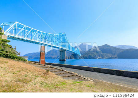 冬の生月大橋 長崎県平戸市 冬の生月大橋 長崎県平戸市 111596424