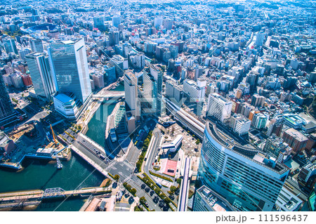 日本の横浜都市景観　横浜の街。桜木町駅やロープウェイ桜木町側の駅舎、横浜市役所などを望む 111596437