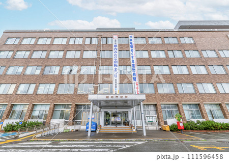 北海道稚内市　晴天の稚内市役所 111596458