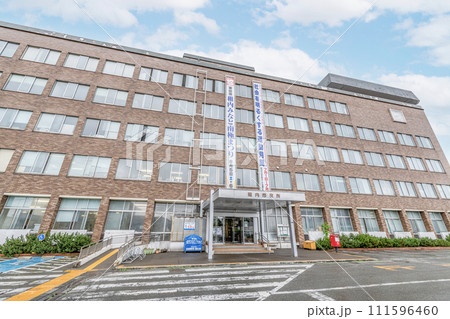 北海道稚内市　晴天の稚内市役所 111596460
