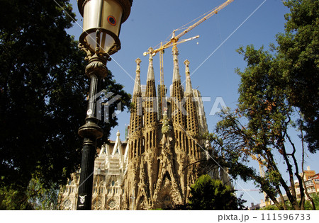 建築中のバルセロナのサグラダファミリア 111596733